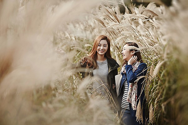 포토 JPG 주간 여자 여유 여행 휴식 한국 서기 미소 사람 동양인 상반신 20대 성인 야외 두명 앞모습 친구 제주도 팔짱 산책 한국인 억새 억새밭 여자만 성인여자만 청년만 청년여자만 성인만 국내포토 자연요소 식물 감정 아시아 뷰포인트 컨셉 관계 모션 표정 인종 청년 파일형식