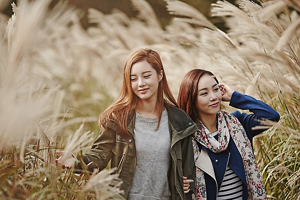 포토 JPG 주간 여자 여유 여행 휴식 한국 미소 사람 동양인 상반신 20대 성인 야외 두명 앞모습 친구 제주도 걷기 팔짱 산책 만지기 한국인 억새 억새밭 여자만 성인여자만 청년만 청년여자만 성인만 국내포토 자연요소 식물 감정 아시아 뷰포인트 컨셉 관계 모션 표정 인종 청년 파일형식