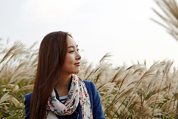 포토 JPG 주간 응시 여자 여유 여행 하늘 휴식 한국 한명 서기 미소 사람 동양인 상반신 20대 성인 야외 옆모습 제주도 산책 한국인 억새 억새밭 여자만 여자한명만 성인여자만 청년만 청년여자만 성인한명만 청년여자한명만 성인여자한명만 성인만 국내포토 자연요소 식물 1 시선 감정 아시아 뷰포인트 컨셉 모션 표정 인종 청년 파일형식