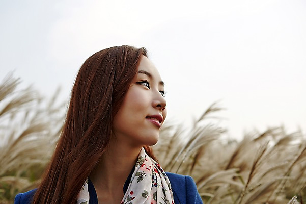 포토 JPG 주간 여자 여유 여행 하늘 휴식 한국 한명 서기 미소 사람 동양인 상반신 20대 성인 야외 옆모습 제주도 산책 한국인 억새 억새밭 여자만 여자한명만 성인여자만 청년만 청년여자만 성인한명만 청년여자한명만 성인여자한명만 성인만 국내포토 자연요소 식물 1 감정 아시아 뷰포인트 컨셉 모션 표정 인종 청년 파일형식