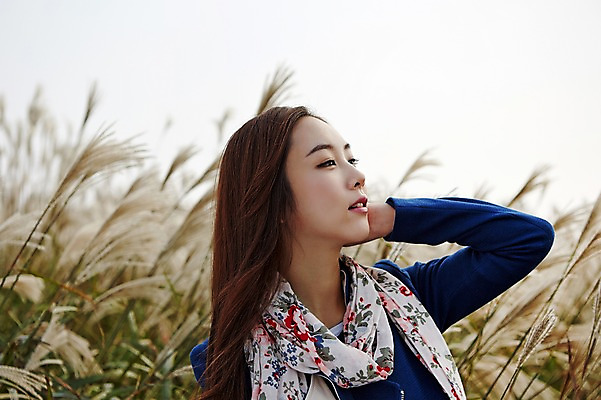 포토 JPG 주간 응시 여자 여유 여행 하늘 휴식 한국 한명 서기 미소 사람 동양인 상반신 20대 성인 야외 앞모습 제주도 산책 한국인 억새 억새밭 여자만 여자한명만 성인여자만 청년만 청년여자만 성인한명만 청년여자한명만 성인여자한명만 성인만 국내포토 자연요소 식물 1 시선 감정 아시아 뷰포인트 컨셉 모션 표정 인종 청년 파일형식