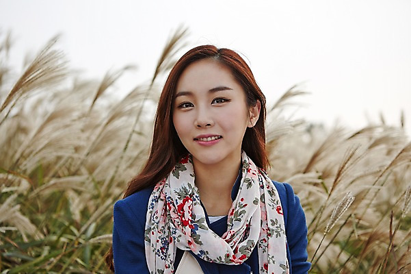 포토 JPG 주간 여자 여유 여행 하늘 휴식 한국 한명 서기 미소 사람 동양인 상반신 20대 성인 야외 앞모습 제주도 산책 한국인 억새 억새밭 여자만 여자한명만 성인여자만 청년만 청년여자만 성인한명만 청년여자한명만 성인여자한명만 성인만 국내포토 자연요소 식물 1 감정 아시아 뷰포인트 컨셉 모션 표정 인종 청년 파일형식