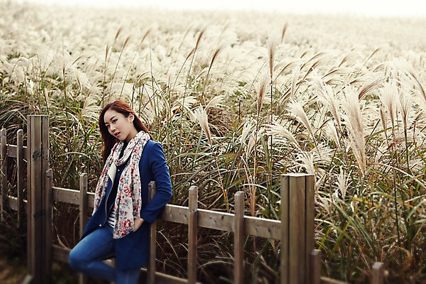 포토 JPG 주간 여자 여유 여행 휴식 한국 한명 사람 앉기 동양인 상반신 20대 성인 야외 앞모습 울타리 제주도 산책 한국인 억새 억새밭 여자만 여자한명만 성인여자만 청년만 청년여자만 성인한명만 청년여자한명만 성인여자한명만 성인만 국내포토 자연요소 식물 1 감정 아시아 뷰포인트 컨셉 모션 인종 청년 담장 파일형식