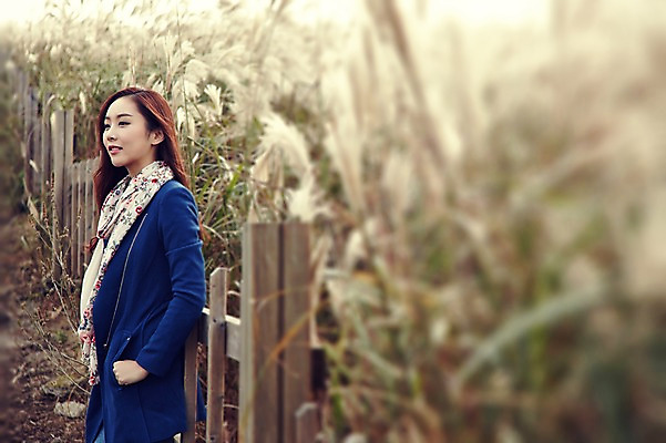 포토 JPG 주간 여자 여유 여행 휴식 한국 한명 서기 미소 사람 동양인 상반신 20대 성인 야외 옆모습 울타리 제주도 기댐 산책 한국인 억새 억새밭 여자만 여자한명만 성인여자만 청년만 청년여자만 성인한명만 청년여자한명만 성인여자한명만 성인만 국내포토 자연요소 식물 1 감정 아시아 뷰포인트 컨셉 모션 표정 인종 청년 담장 파일형식