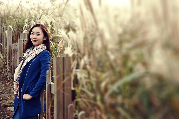 포토 JPG 주간 여자 여유 여행 휴식 한국 한명 서기 미소 사람 동양인 상반신 20대 성인 야외 옆모습 울타리 제주도 기댐 산책 한국인 억새 억새밭 여자만 여자한명만 성인여자만 청년만 청년여자만 성인한명만 청년여자한명만 성인여자한명만 성인만 국내포토 자연요소 식물 1 감정 아시아 뷰포인트 컨셉 모션 표정 인종 청년 담장 파일형식