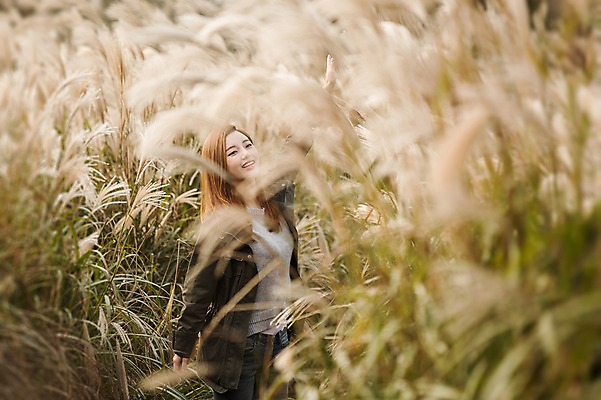 포토 JPG 주간 여자 여유 여행 휴식 한국 한명 서기 미소 사람 동양인 상반신 20대 성인 야외 앞모습 제주도 산책 한국인 억새 억새밭 여자만 여자한명만 성인여자만 청년만 청년여자만 성인한명만 청년여자한명만 성인여자한명만 성인만 국내포토 자연요소 식물 1 감정 아시아 뷰포인트 컨셉 모션 표정 인종 청년 파일형식