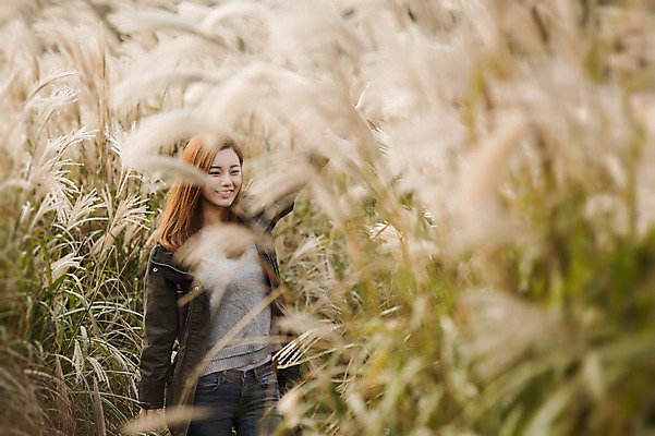 포토 JPG 주간 여자 여유 여행 휴식 한국 한명 서기 미소 사람 동양인 상반신 20대 성인 야외 앞모습 제주도 산책 한국인 억새 억새밭 여자만 여자한명만 성인여자만 청년만 청년여자만 성인한명만 청년여자한명만 성인여자한명만 성인만 국내포토 자연요소 식물 1 감정 아시아 뷰포인트 컨셉 모션 표정 인종 청년 파일형식