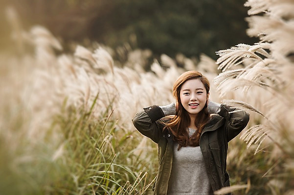 포토 JPG 주간 여자 여유 여행 휴식 한국 한명 서기 미소 사람 동양인 손짓 상반신 20대 성인 야외 앞모습 제주도 산책 한국인 억새 억새밭 여자만 여자한명만 성인여자만 청년만 청년여자만 성인한명만 청년여자한명만 성인여자한명만 성인만 국내포토 자연요소 식물 1 감정 아시아 뷰포인트 컨셉 모션 표정 인종 청년 파일형식
