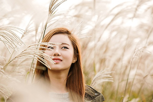 포토 JPG 주간 여자 여유 여행 휴식 한국 한명 서기 미소 사람 동양인 상반신 20대 성인 야외 앞모습 제주도 산책 한국인 억새 억새밭 여자만 여자한명만 성인여자만 청년만 청년여자만 성인한명만 청년여자한명만 성인여자한명만 성인만 국내포토 자연요소 식물 1 감정 아시아 뷰포인트 컨셉 모션 표정 인종 청년 파일형식