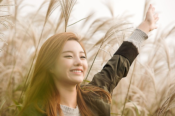 포토 JPG 주간 여자 여유 여행 휴식 한국 한명 서기 미소 사람 동양인 손짓 상반신 20대 성인 야외 앞모습 제주도 산책 한국인 억새 손뻗기 억새밭 여자만 여자한명만 성인여자만 청년만 청년여자만 성인한명만 청년여자한명만 성인여자한명만 성인만 국내포토 자연요소 식물 1 감정 아시아 뷰포인트 컨셉 모션 표정 인종 청년 파일형식