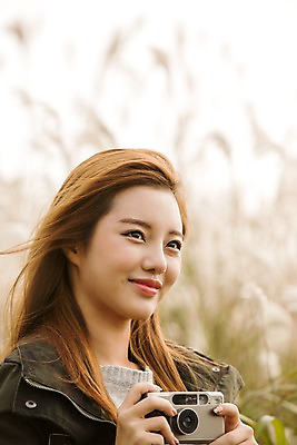 포토 JPG 주간 여자 여유 여행 휴식 한국 한명 서기 미소 들기 사람 동양인 상반신 20대 성인 야외 앞모습 제주도 카메라 산책 한국인 억새 억새밭 여자만 여자한명만 성인여자만 청년만 청년여자만 성인한명만 청년여자한명만 성인여자한명만 성인만 국내포토 자연요소 식물 1 감정 아시아 뷰포인트 컨셉 모션 표정 인종 청년 전자제품 파일형식