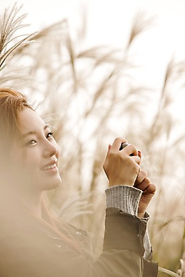 포토 JPG 주간 여자 여유 여행 휴식 한국 한명 서기 미소 들기 사람 동양인 상반신 20대 성인 야외 옆모습 제주도 카메라 산책 한국인 억새 억새밭 여자만 여자한명만 성인여자만 청년만 청년여자만 성인한명만 청년여자한명만 성인여자한명만 성인만 국내포토 자연요소 식물 1 감정 아시아 뷰포인트 컨셉 모션 표정 인종 청년 전자제품 파일형식