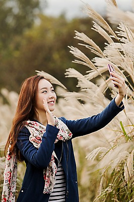 포토 JPG 주간 여자 여유 여행 휴식 한국 한명 서기 미소 들기 사람 동양인 손짓 상반신 20대 성인 야외 앞모습 스마트폰 제주도 산책 한국인 셀프카메라 억새 억새밭 여자만 여자한명만 성인여자만 청년만 청년여자만 성인한명만 청년여자한명만 성인여자한명만 성인만 국내포토 자연요소 식물 1 감정 아시아 뷰포인트 컨셉 모션 표정 인종 청년 핸드폰 스마트기기 사진촬영 파일형식
