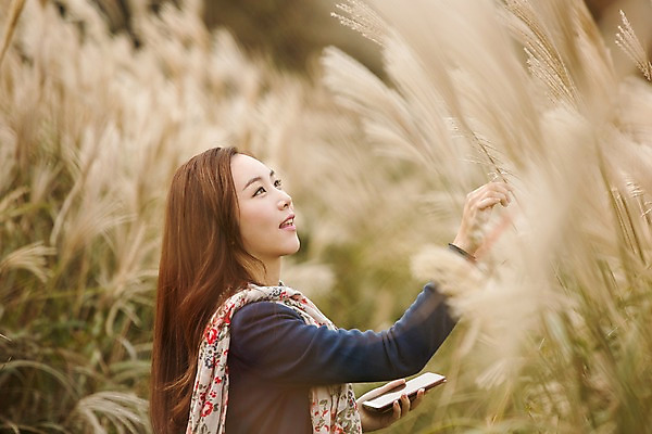 포토 JPG 주간 여자 여유 여행 휴식 한국 한명 서기 미소 들기 사람 동양인 상반신 20대 성인 야외 옆모습 스마트폰 제주도 산책 만지기 한국인 억새 억새밭 여자만 여자한명만 성인여자만 청년만 청년여자만 성인한명만 청년여자한명만 성인여자한명만 성인만 국내포토 자연요소 식물 1 감정 아시아 뷰포인트 컨셉 모션 표정 인종 청년 핸드폰 스마트기기 파일형식