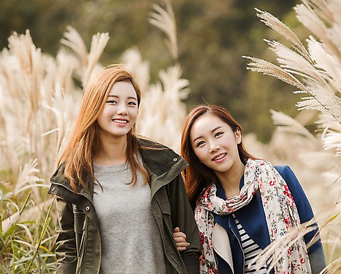 포토 JPG 주간 여자 여유 여행 휴식 한국 서기 미소 사람 동양인 상반신 20대 성인 야외 두명 앞모습 친구 제주도 팔짱 산책 한국인 억새 억새밭 여자만 성인여자만 청년만 청년여자만 성인만 국내포토 자연요소 식물 감정 아시아 뷰포인트 컨셉 관계 모션 표정 인종 청년 파일형식