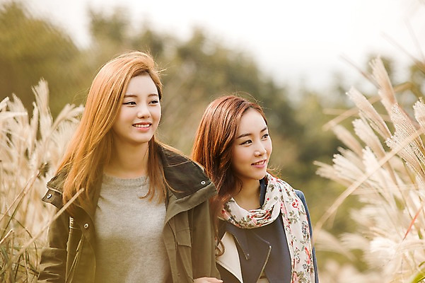 포토 JPG 주간 여자 여유 여행 휴식 한국 서기 미소 사람 동양인 상반신 20대 성인 야외 두명 앞모습 친구 제주도 산책 한국인 억새 억새밭 여자만 성인여자만 청년만 청년여자만 성인만 국내포토 자연요소 식물 감정 아시아 뷰포인트 컨셉 관계 모션 표정 인종 청년 파일형식
