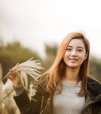 포토 JPG 주간 여자 여유 여행 하늘 휴식 한국 한명 서기 미소 사람 동양인 손짓 상반신 20대 성인 야외 앞모습 제주도 산책 만지기 한국인 억새 억새밭 여자만 여자한명만 성인여자만 청년만 청년여자만 성인한명만 청년여자한명만 성인여자한명만 성인만 국내포토 자연요소 식물 1 감정 아시아 뷰포인트 컨셉 모션 표정 인종 청년 파일형식