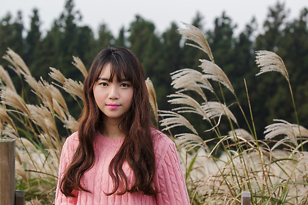 포토 JPG 주간 나무 여자 여유 여행 휴식 한국 한명 서기 사람 동양인 상반신 20대 성인 야외 앞모습 제주도 산책 한국인 억새 억새밭 여자만 여자한명만 성인여자만 청년만 청년여자만 성인한명만 청년여자한명만 성인여자한명만 성인만 국내포토 자연요소 식물 1 감정 아시아 뷰포인트 컨셉 모션 인종 청년 파일형식