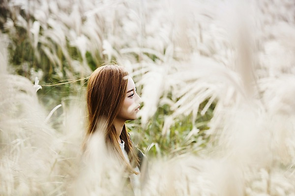 포토 JPG 주간 여자 여유 여행 휴식 한국 한명 서기 사람 동양인 상반신 20대 성인 야외 옆모습 제주도 산책 한국인 억새 억새밭 여자만 여자한명만 성인여자만 청년만 청년여자만 성인한명만 청년여자한명만 성인여자한명만 성인만 국내포토 자연요소 식물 1 감정 아시아 뷰포인트 컨셉 모션 인종 청년 파일형식