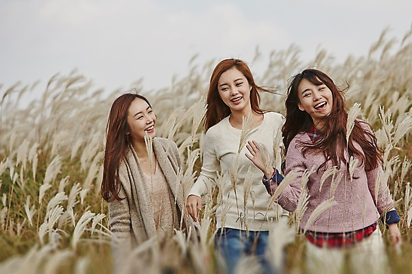 포토 JPG 주간 여자 여유 여행 휴식 한국 미소 사람 동양인 상반신 20대 성인 야외 앞모습 세명 친구 제주도 걷기 우정 산책 한국인 억새 억새밭 여자만 성인여자만 청년만 청년여자만 성인만 국내포토 자연요소 식물 감정 아시아 뷰포인트 컨셉 관계 모션 표정 인종 청년 파일형식