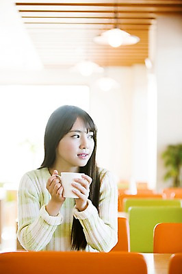 포토 JPG 여자 여유 커피 여행 휴식 한국 실내 한명 들기 사람 앉기 동양인 상반신 20대 성인 앞모습 제주도 산책 카페 한국인 커피잔 안식처 여자만 여자한명만 성인여자만 청년만 청년여자만 성인한명만 청년여자한명만 성인여자한명만 성인만 국내포토 1 감정 아시아 음료 뷰포인트 컨셉 모션 잔 인종 청년 내부 상점 파일형식