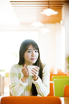 포토 JPG 여자 여유 커피 여행 휴식 한국 실내 한명 미소 들기 사람 앉기 동양인 상반신 20대 성인 앞모습 제주도 산책 카페 한국인 커피잔 안식처 여자만 여자한명만 성인여자만 청년만 청년여자만 성인한명만 청년여자한명만 성인여자한명만 성인만 국내포토 1 감정 아시아 음료 뷰포인트 컨셉 모션 잔 표정 인종 청년 내부 상점 파일형식