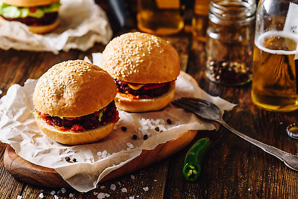 포토 JPG 해외이미지 포크 고추 유리병 맥주 패스트푸드 실내 사람없음 햄버거 소금 맥주병 나무도마 나무탁자 수제햄버거 종이호일 해외202004 해외포토 식기 채소 탁자 술병 병_용기 도마 주류 내부 목재 인스턴트 파일형식 이미지허브