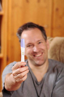 포토 JPG 해외이미지 백인 라이프스타일 남자 행복 가족 미래 새로움 실내 건강 한명 사람 성인 부모 소파 임신 기쁨 아빠 결과 예측 긍정 태아 리빙 해외202004 해외포토 서양인 1 감정 컨셉 의자 관계 내부 생활 파일형식 이미지허브