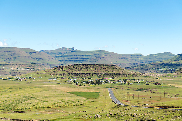 포토 JPG 해외이미지 도로 여행 학교 아프리카 산 주택 풍경 사람없음 건물 초록색 파란색 햇빛 갈색 교회 맑음 가을 흰색 시골 아스팔트 언덕 타운 남아프리카 해외202004 해외포토 건축물 계절 교육 나라 길 컬러 교통시설 날씨 태양 도시 파일형식 이미지허브