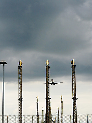 포토 JPG 해외이미지 구름 실루엣 여행 하늘 비행기 사람없음 공항 땅 도착 항공 상업 제트기 네비게이션 대패 착륙 해외202004 해외포토 자연요소 항공교통 교통시설 대중교통 촬영기법 파일형식 이미지허브