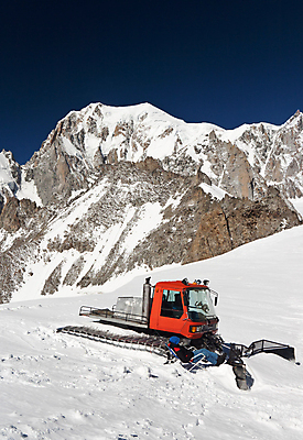 포토 JPG 해외이미지 유럽 여행 백그라운드 겨울 의자 자연 하늘 휴가 산 사람 풍경 경사 사람없음 야외 세로 파란색 얼음 추위 프랑스 흰색 정상 빙하 알프스 암초 샤모니 선로 절정 해외202004 해외포토 자연요소 계절 나라 컬러 가구 생태계 파일형식 이미지허브