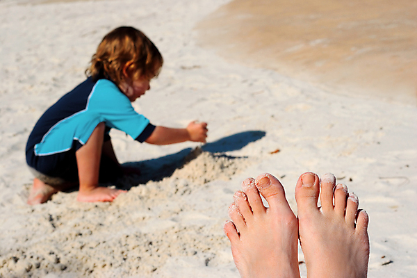 포토 JPG 해외이미지 라이프스타일 손 응시 수영복 어린이 모래 발 놀이 휴가 휴식 따뜻함 한명 사람 정장 성인 해변 모래사장 햇빛 태양 평화 육아 광선 선탠 보호 손목시계 휴양지 발가락 걸음마 양발 자외선 해외202004 해외포토 자연요소 1 시선 옷 바다 시계 컨셉 장신구 모션 생활 신체부위 장소 파일형식 이미지허브