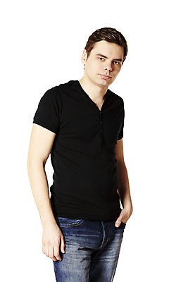 포토 JPG 해외이미지 스튜디오촬영 백인 라이프스타일 응시 남자 티셔츠 생각 한명 서기 20대 30대 빛 팔짱 검은색 청바지 검은머리 심각 성인남자만 카피스페이스 해외202004 해외포토 서양인 1 헤어스타일 시선 컬러 컨셉 셔츠 바지 모션 실내 사람 청년 생활 장년 공백 남자만 성인만 파일형식 이미지허브