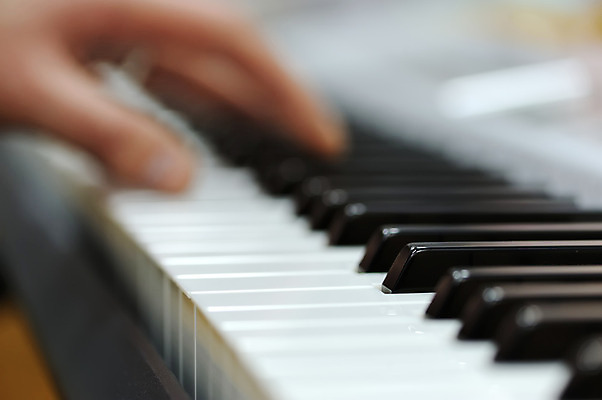 포토 JPG 해외이미지 백인 1 손 교육 음악 노래 손가락 놀이 수업 열쇠 창조 미술 사람 성인 사람없음 검은색 쪽지 화목 소리 콘서트 공연 연주자 음악가 흰색 기구 키보드 클래식 닫기 연습 예술가 재즈 멜로디 뮤지컬 플레이어 해외202004 해외포토 서양인 직업 컬러 컨셉 모션 문화예술 이벤트 신체부위 파일형식 이미지허브