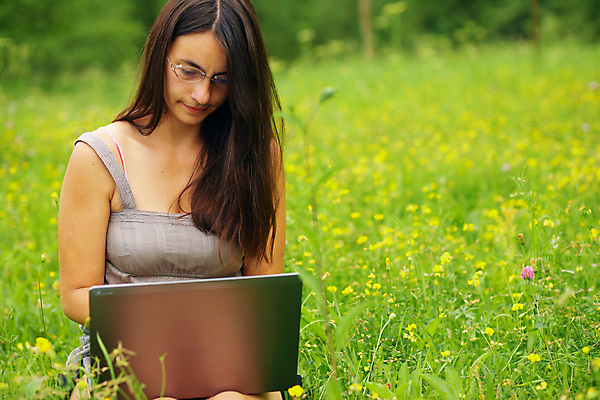 포토 JPG 해외이미지 모델 1 학생 옷 여자 비즈니스 모션 자연 모바일 휴가 한명 사람 성인 야외 초록색 노트북 컴퓨터 터치 해외202004 해외포토 컬러 전자제품 생태계 파일형식 이미지허브