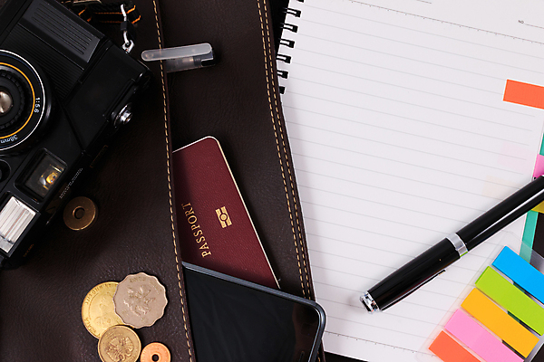 포토 JPG 해외이미지 여행 실내 사람없음 하이앵글 볼펜 카메라 공책 오브젝트 여권 해외202004 해외포토 뷰포인트 문구용품 내부 전자제품 펜 파일형식 이미지허브