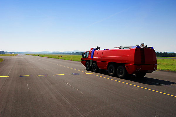 포토 JPG 해외이미지 하늘 불 전등 비행기 서브 안전 사람없음 옆모습 빨간색 물 파란색 긴급 구출 보호 공항 위험 소방관 사건 항공 준비 보안 타이어 공포 활주로 제트기 호스 부름 짐차 엔진 영웅 펌프 고립 압력 해외202004 해외포토 자연요소 길 뷰포인트 컬러 컨셉 항공교통 교통시설 모션 자동차 조명 대중교통 도움 구조원 소방 파일형식 이미지허브