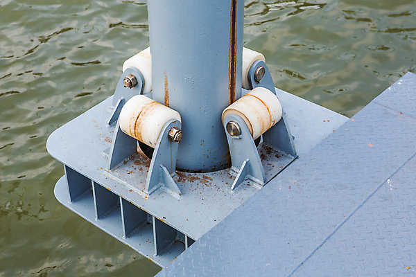 포토 JPG 해외이미지 사람없음 빨간색 물 파란색 강 노란색 금속 항구 견과류 무대 흰색 얼룩 바퀴 그리기 철 부식 방파제 질감 해안도시 롤러 볼트 포트 설치 착륙 철강 해외202004 해외포토 자연요소 공공시설 컬러 교통시설 모션 재질 공구 도시 파일형식 이미지허브