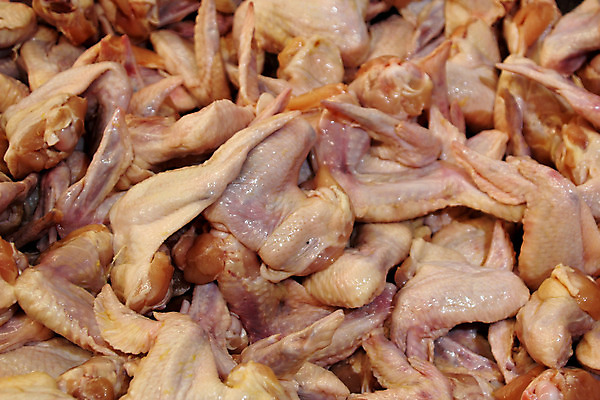 포토 JPG 해외이미지 동물 접시 음식 분홍색 백그라운드 잎 날개 다이어트 재료 포장 손가락 해부 조류 뼈 육류 요리 사람없음 농장 주방 저녁식사 치킨 신선 그룹 시장 그릴 정상 자르기 먹기 준비 날것 패키지 점심식사 고립 닭날개 정육점 해외202004 해외포토 식물 식기 손 컬러 농업 식재료 의학 모션 주방용품 건강 상점 식사 닭고기 닭고기요리 파일형식 이미지허브