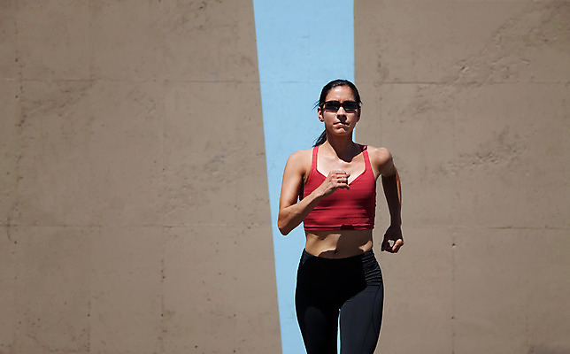 포토 JPG 해외이미지 여자 선 이동 근육 건강 그림자 한명 건물 파란색 선글라스 달리기 운동 힘 줄무늬 자유 도전 시간 연습 속도 재판 팔 펌프 달리기선수 챔피언 콘크리트 해외202004 해외포토 1 건축물 안경 컬러 컨셉 무늬 모션 사람 신체부위 법 육상선수 파일형식 이미지허브