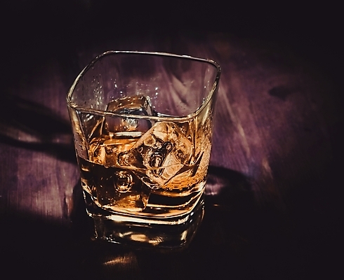 포토 JPG 해외이미지 음료 백그라운드 탁자 휴식 주류 따뜻함 사람없음 갈색 얼음 검은색 침묵 알코올 투명 분위기 클래식 우아함 선택 위스키 해외202004 해외포토 자연요소 컬러 가구 컨셉 소리 파일형식 이미지허브