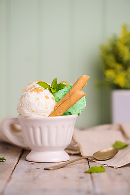 포토 JPG 해외이미지 화분 아이스크림 실내 사람없음 아웃포커스 컵 숟가락 식탁보 달콤 민트 담기 나무탁자 막대과자 해외202004 해외포토 식기 모션 탁자 디저트 촬영기법 수저 내부 과자 맛 허브 파일형식 이미지허브