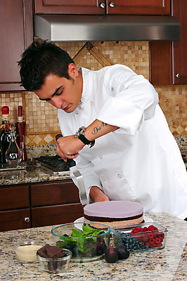 포토 JPG 해외이미지 열매 남자 음식 과일 디저트 요리 한명 파티 케이크 주방 요식업 식당 초콜릿 요리사 축하 달콤 민트 허브 준비 블루베리 산딸기 층 블랙베리 무화과 무스 해외202004 해외포토 식물 직업 1 산업 컨셉 사람 이벤트 상점 맛 파일형식 이미지허브