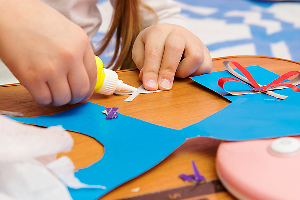 포토 JPG 해외이미지 손 교육 리본 종이 어린이 학교 수업 관리 선물 여러명 취미 업무 공예 열정 튜브 열광 판지 핸드메이드 해외202004 해외포토 감정 다수 사람 신체부위 작업 파일형식 이미지허브