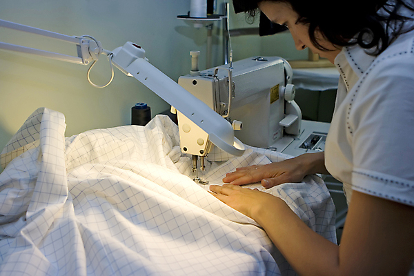 포토 JPG 해외이미지 여자 실내 한명 상반신 성인 바느질 재봉틀 재단 성인여자한명만 해외202004 해외포토 1 사람 내부 여자한명만 성인여자만 파일형식 이미지허브