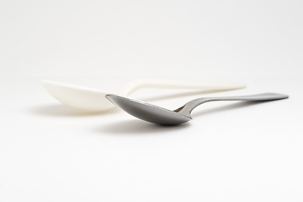 포토 JPG 해외이미지 컨셉 사람없음 금속 숟가락 재활용 플라스틱 흰배경 부드러움 유지 고립 해외202004 해외포토 백그라운드 재질 수저 흰색 감각 친환경 파일형식 이미지허브