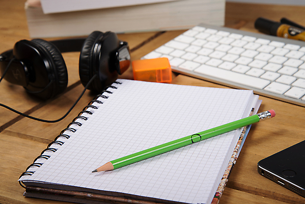 포토 JPG 해외이미지 학생 교육 백그라운드 모바일 주택 직장 사람없음 목재 책 노트북 컴퓨터 연필 헤드폰 공백 키보드 업무 정상 책상 카피스페이스 해외202004 해외포토 나무 음향기기 가구 회사 재료 학용품 건물 전자제품 필기구 작업 파일형식 이미지허브