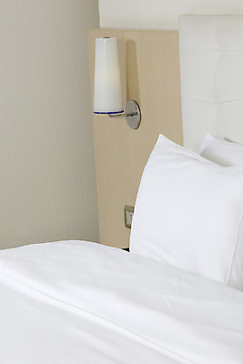 포토 JPG 해외이미지 여행 비즈니스 베개 벽지 호텔 휴가 휴식 주택 실내 사람없음 내부 목재 장식 가로 우주 침실 방 침대 램프 고급 왕 진열장 치수 장면 시트 더블 매트리스 해외202004 해외포토 나무 가구 컨셉 재료 침구 숙소 조명 건물 파일형식 이미지허브