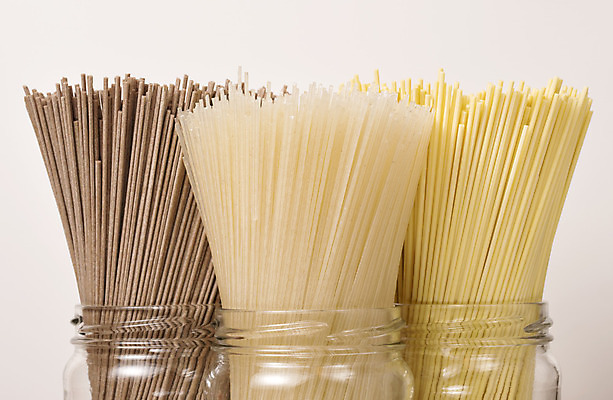 포토 JPG 해외이미지 모양 전통 음식 패턴 다이어트 재료 건조 파스타 건강 스파게티 요리 동양인 사람없음 노란색 식당 식사 저녁식사 이탈리아 면 그룹 황금 맛 밀 지중해 먹기 국수 생식 채식주의자 탄수화물 파르팔레 해외202004 해외포토 유럽 바다 컬러 컨셉 무늬 모션 곡류 서양음식 인종 상점 면류 채식 파스타면 파일형식 이미지허브