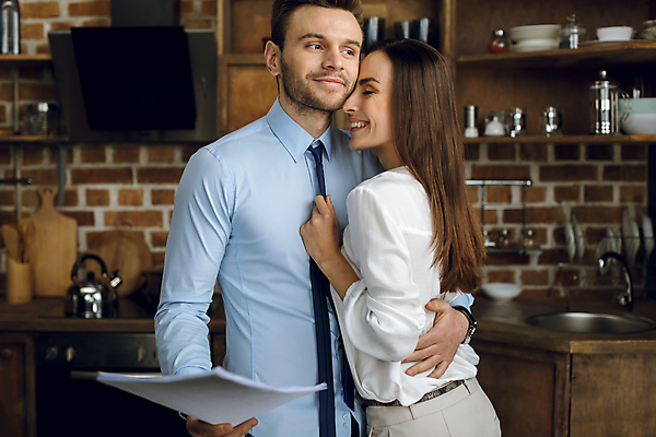 포토 JPG 해외이미지 백인 커플 유럽 관계 포옹 넥타이 친절 주택 함께함 사랑 미소 사람 성인 두명 주방 우정 비즈니스맨 바쁨 예복 정확 해외202004 해외포토 서양인 잡화 옷 남자 감정 나라 컨셉 비즈니스 안기 표정 건물 친구 직장인 파일형식 이미지허브